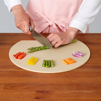 料理効率アップ！かまぼこ型が使いやすいまな板　アイボリー